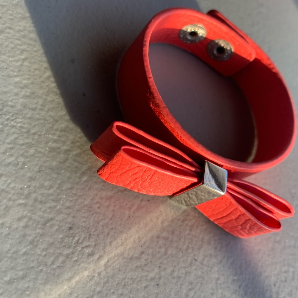 Coral bow bracelet